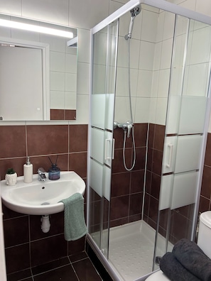 Shower, towels, soap, toilet paper - Soleil bleu Nice center (Nice)