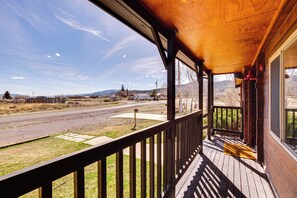 House (2 Bedrooms) | Interior - Mtn-view Cabin w/ Horse Pasture in Koosharem (Koosharem)