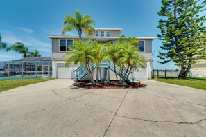 Property grounds - 2 Mi to Ocean: Home w/ Pool in Hernando Beach! (Spring Hill)