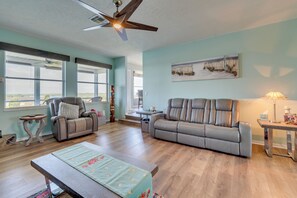 Interior - 2 Mi to Ocean: Home w/ Pool in Hernando Beach! (Spring Hill)