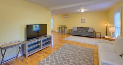 Walk to Sorrento Town Dock: Pet-friendly Apartment