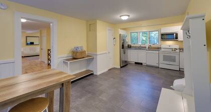 Walk to Sorrento Town Dock: Pet-friendly Apartment