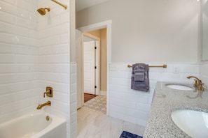 Interior - Private Balcony: Spacious, Updated Savannah Apt! (Savannah)