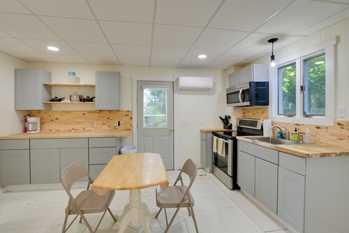 Walk to Harbor: Pet-friendly Apt in Sorrento!