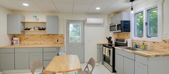 Walk to Harbor: Pet-friendly Apt in Sorrento!