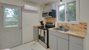 Een moderne keuken met een ingebouwde oven, magnetron en spoelbak.