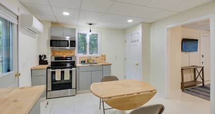 Walk to Harbor: Pet-friendly Apt in Sorrento!