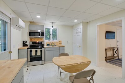 Walk to Harbor: Pet-friendly Apt in Sorrento!