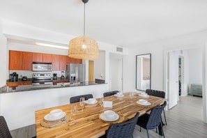 Dining - Modern 1BR | Free Parking | Pool | Gym (Brickell)