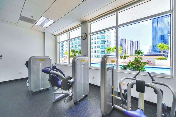 Fitness facility - Modern 1BR | Free Parking | Pool | Gym (Brickell)