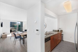 Un apartamento moderno con comedor, cocina y vistas a la ciudad.