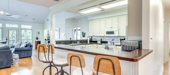 Pool, Fire Pit & Tennis Court: Gem in Bay St Louis