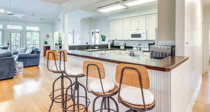 Pool, Fire Pit & Tennis Court: Gem in Bay St Louis