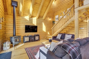 Interior - 2 Mi to Lake Arrowhead Village: Pet-friendly Cabin (Cedar Glen)