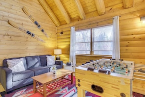 Interior - 2 Mi to Lake Arrowhead Village: Pet-friendly Cabin (Cedar Glen)