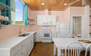 Fridge, microwave, oven, stovetop - Rooftop Deck, Pool & Pet Friendly | Near Beach - Rooftop Terrace (Port Aransas)