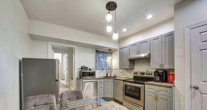 1 Mi to Downtown & Stage AE: Pittsburgh Townhome!