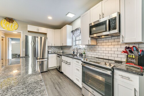 Updated Home 2 Mi to Downtown Texarkana!