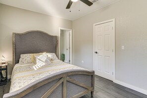 House (2 Bedrooms) | Interior - Updated Home 2 Mi to Downtown Texarkana! (Texarkana)