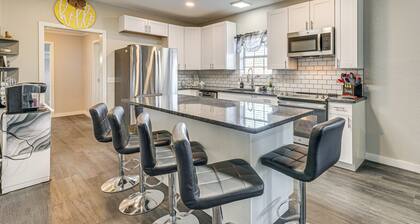 Updated Home 2 Mi to Downtown Texarkana!