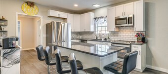 Updated Home 2 Mi to Downtown Texarkana!