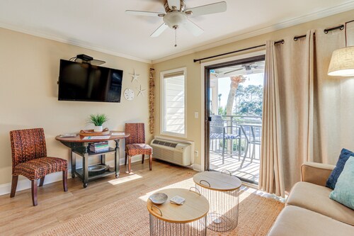 Walk to Coligny Beach Park: Condo w/ Pool Access!