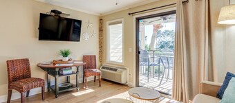 Walk to Coligny Beach Park: Condo w/ Pool Access!