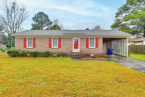 Pet-friendly Home w/ Deck & Yard in Winterville