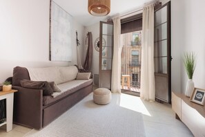 TV, books - Great Acomodis Apartment In the heart of the Gothic Quarter-Live Barcelona! (Barcelona)
