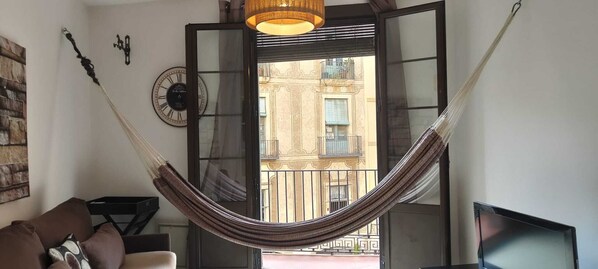 Una televisión, libros