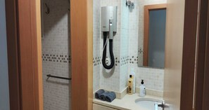 Haartrockner, Handtücher, Seife, Shampoo