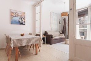 TV, books - Great Acomodis Apartment In the heart of the Gothic Quarter-Live Barcelona! (Barcelona)