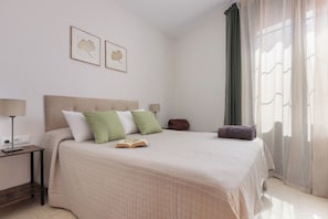 2 bedrooms, iron/ironing board, travel cot, free WiFi - Great Acomodis Apartment In the heart of the Gothic Quarter-Live Barcelona! (Barcelona)