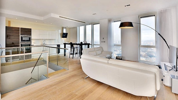 Un apartamento moderno con sala de estar, cocina y comedor.