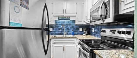 Réfrigérateur, micro-ondes, four, plaque de cuisson