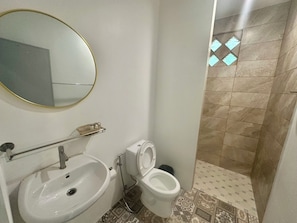 Habitación Deluxe doble, vistas a la bahía | Baño | Ducha, secador de pelo, toallas y jabón