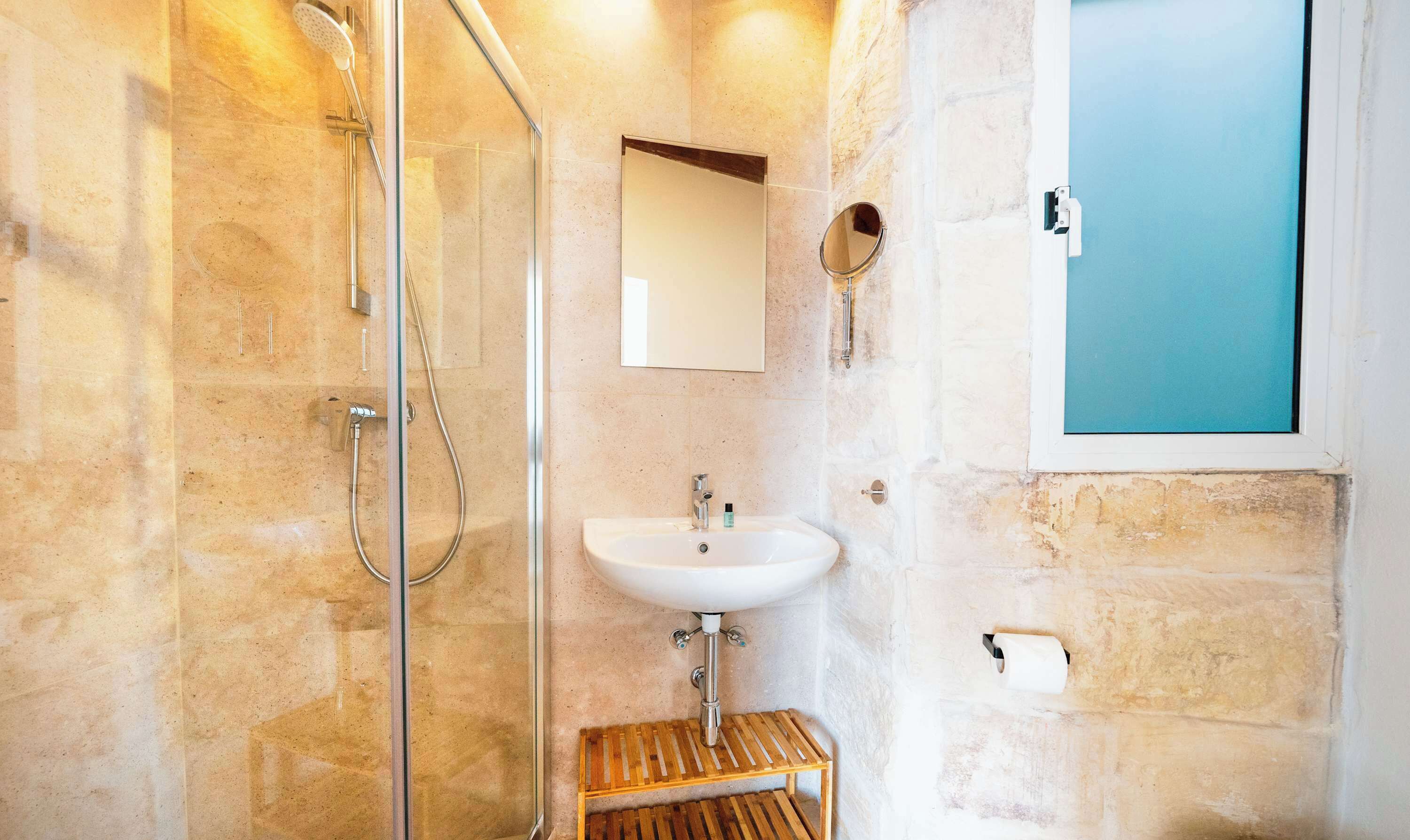 Shower, hair dryer, towels, shampoo
