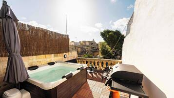 Bañera de hidromasaje al aire libre