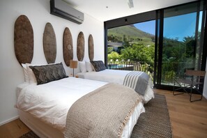 4 bedrooms, iron/ironing board, internet, bed sheets - Tarentaal Kloof: Where luxury blends with nature at this newly constructed villa (Cape Town)