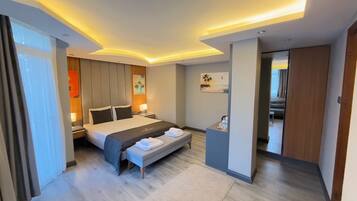 1 bedroom, desk, laptop workspace, WiFi