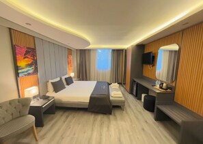 Comfort-Suite, 1 Schlafzimmer, Stadtblick | 1 Schlafzimmer, Schreibtisch, laptopgeeigneter Arbeitsplatz