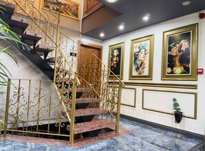 Comfort-Suite, 1 Schlafzimmer, Stadtblick | Wohnbereich | Fernseher