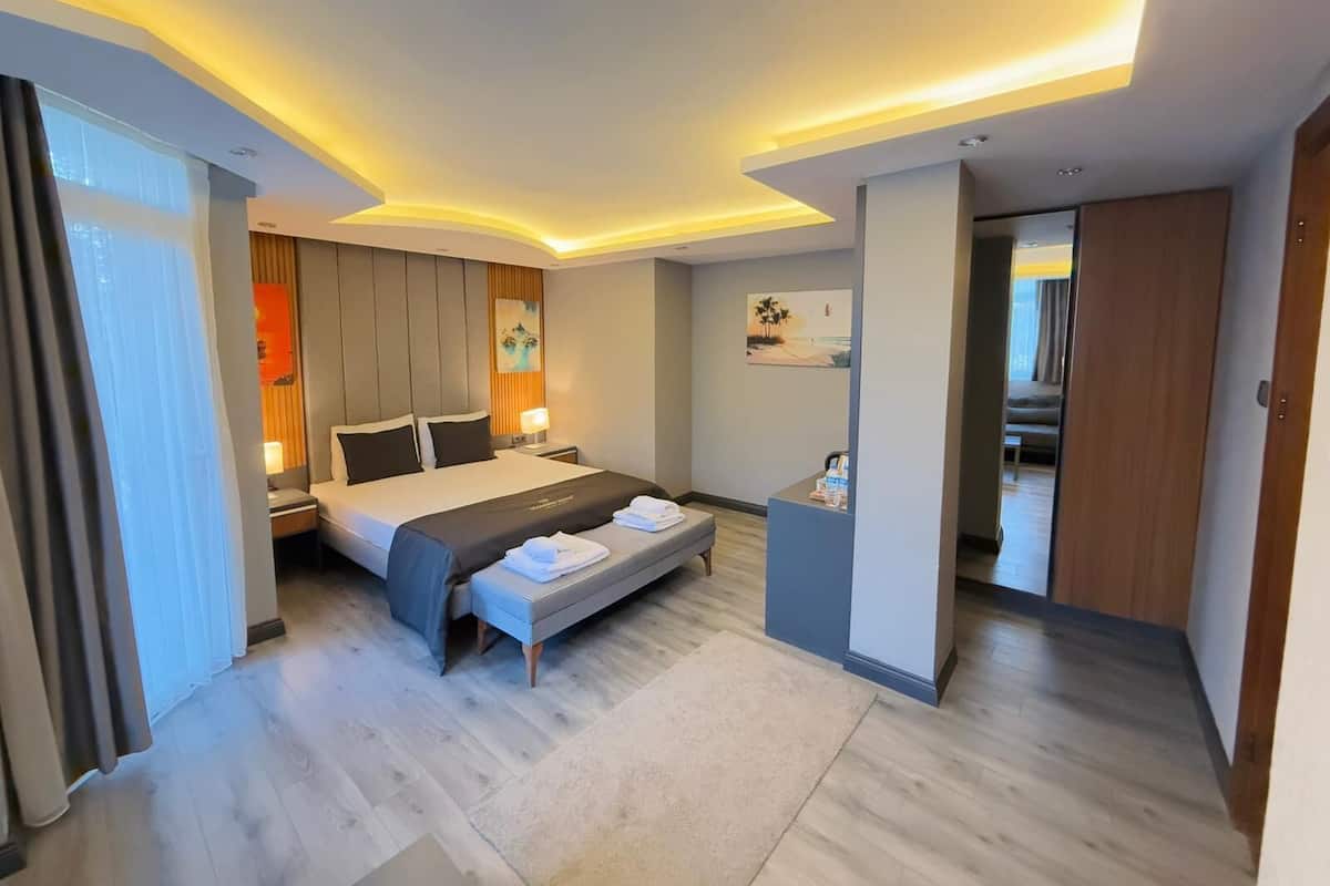 Suite Comfort, 1 camera da letto, vista città | 1 camera, una scrivania, postazione laptop, Wi-Fi