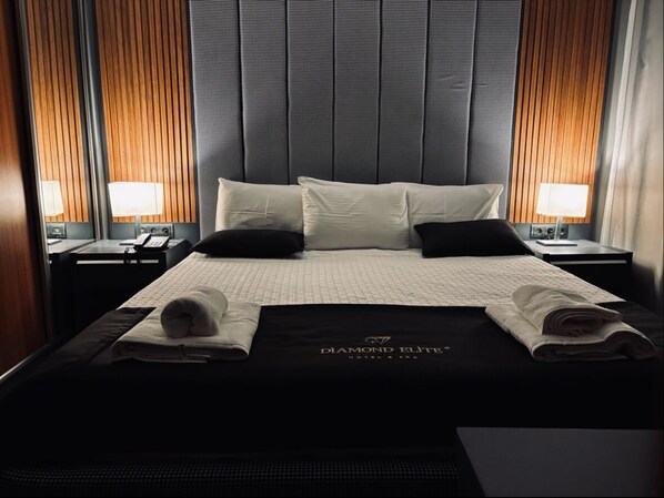 Comfort Suite, 1 Bedroom, City View | 1 bedroom, desk, laptop workspace, WiFi