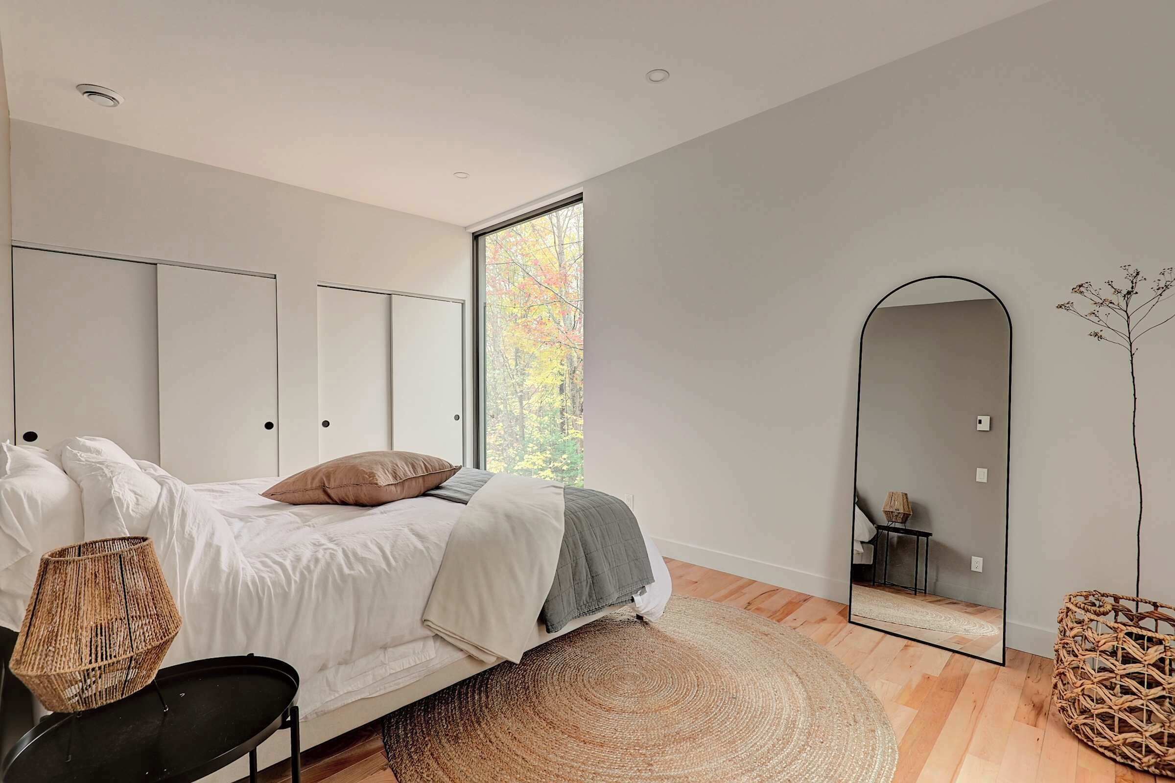 2 bedrooms, desk, WiFi, bed sheets