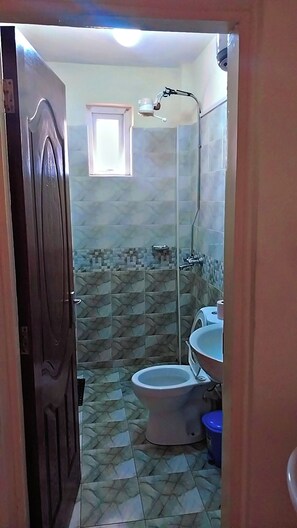 Haartrockner, Handtücher, Seife, Toilettenpapier