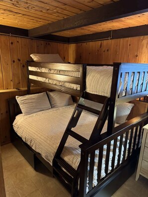 3 chambres, fer et planche à repasser, Wi-Fi, draps fournis