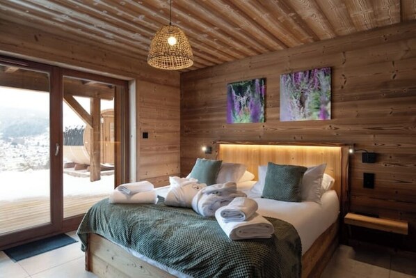 5 bedrooms, iron/ironing board, WiFi, bed sheets