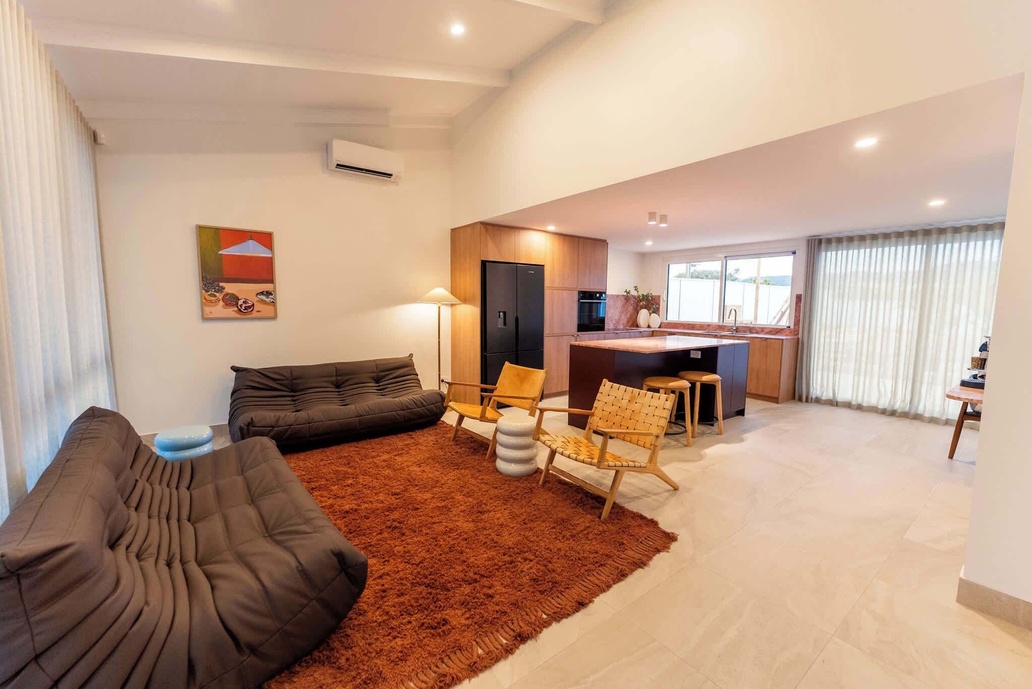 Una televisión, una oficina