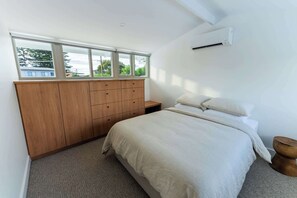 3 bedrooms, desk, iron/ironing board, WiFi